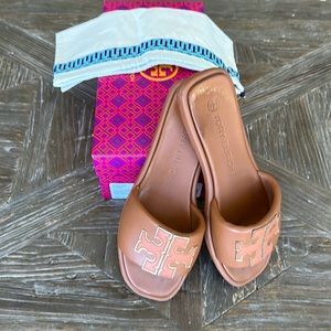Tory Burch Doubek T sport Slide Sandal size 9.5 color Aged Camello Gold